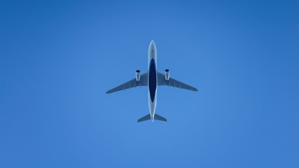Un avion bleu dans un ciel bleu de Paris