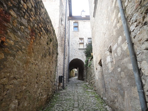 石畳の小道ーフランス　サン・シル・ラポピーにてー