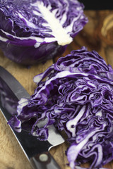 Obraz premium Purple Cabbage on a Cutting Board for Preparation of Sauerkraut Dish