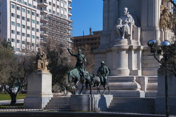 Monumento a Cervantes con Don Quijote y Sancho Panza en Madrid