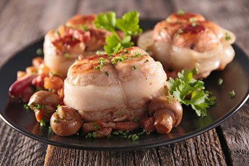 grilled pork fillet with bacon and mushroom