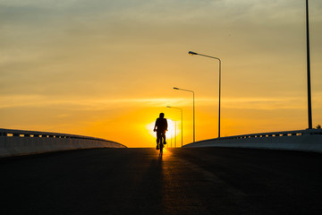 Obraz premium Silhouette of a bike on sky background on sunset