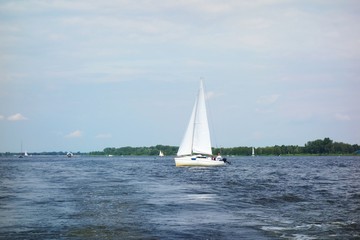 Obraz premium Segelboot auf einem See
