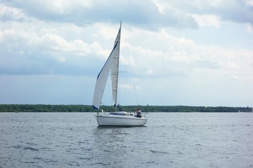 Obraz premium Segelboot auf einem See