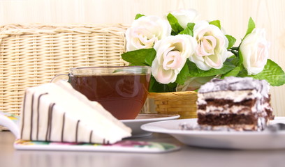 Obraz na płótnie Canvas чашка чая цветы и десерт пирожные 