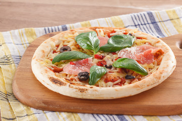 生ハムとバジルのピザ
