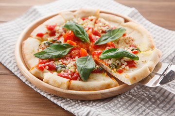 モッツァレラチーズとトマトのピザ