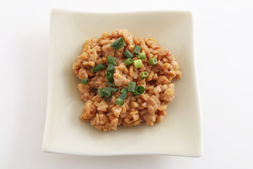 小皿に入れた納豆