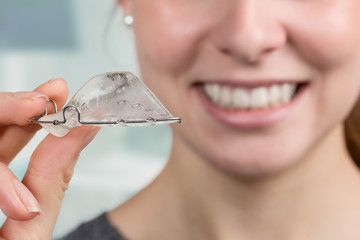 Junges Mädchen zeigt ihre Zahnspange