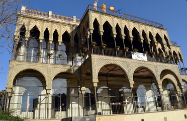La Casa de las Alturas es un edificio de estilo neoárabe, fue construida en el año 1890 Barcelona.
