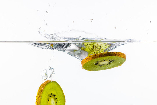 grüne Kiwi im Wasser mit Wassersplash und Spritzer - Liquid Art