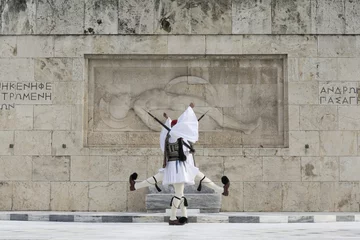 Zelfklevend Fotobehang Greek traditional soldiers  front of the tomb of the Unknown Soldier © respiro888