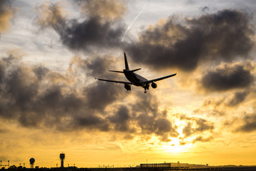 Fototapeta na wymiar aircraft approach during sundown