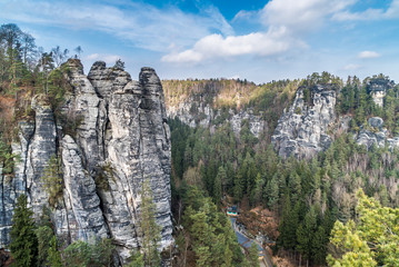 Elbsandsteingebirge in der sächsischen Schweiz in Ostdeutschland - gesehen von der Basteibrücke