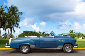 Blauer amerikanische Chevrolet Cabriolet Oldtimer parkt am Golfplatz von Varadero Kuba - Serie Kuba Reportage