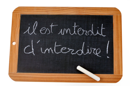 Il est interdit d'interdire &eacute;crit sur une ardoise 