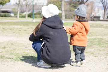 親子　遊ぶ　後ろ姿