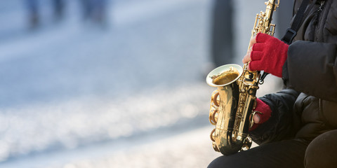Obraz premium Playing music in the street, winter season