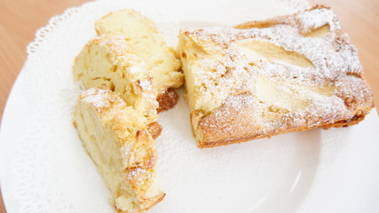 Кусочки кекса в сахарной пудре на белой тарелке