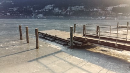 Obraz premium Hot frozen italian lake