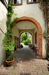 Fototapeta na wymiar Heidelberg Hinterhof in der Altstadt mit schönem Torbogen