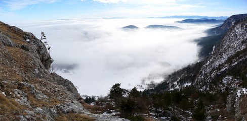 Fototapeta premium Panorama Über den Wolken auf Gipfel in den Alpen