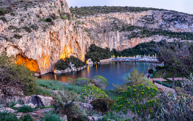 See in Vouliagmeni, südlich von Athen nach Sonnenuntergang