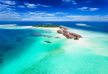 Panorama einer Insel auf den Malediven im Süd Ari Atoll mit türkisem Wasser