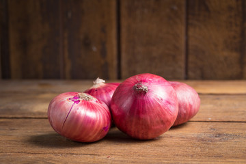 Shallots for cooking Put on the wood floor in the kitchen.