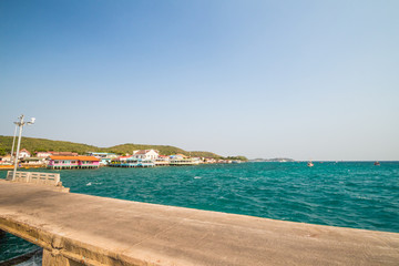 Obraz premium Nar baan pier in morning on Koh Larn island