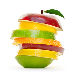 Bunte Früchte in Scheiben.Stapel Obst isoliert