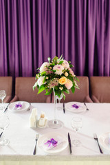 DECORATED TABLE WITH BEAUTIFUL FLOWERS IN THE ELEGANT RESTAURANT FOR THE PERFECT WEDDING