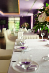DECORATED TABLE WITH BEAUTIFUL FLOWERS IN THE ELEGANT RESTAURANT FOR THE PERFECT WEDDING
