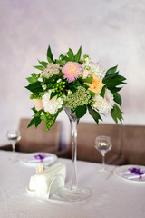 DECORATED TABLE WITH BEAUTIFUL FLOWERS IN THE ELEGANT RESTAURANT FOR THE PERFECT WEDDING