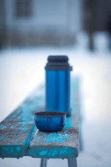 термос с горячим чаем на скамейке