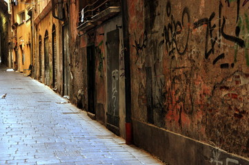Verlassene Gasse in der Altstadt von Como