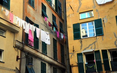 Waschtag im Hinterhof der Altstadt von Como