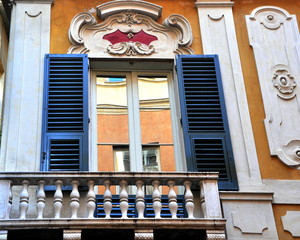 Schöne Fassade mit Balkon in der Altstadt von Coma