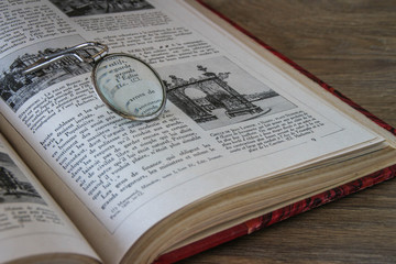 Loupe sur livre ancien