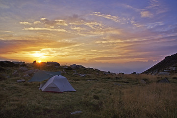 Sonnenaufgang mit Zelt in den Bergen