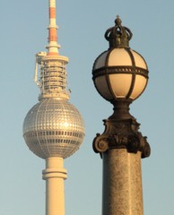 Berliner Kugeln / Kandelaber der Monbijoubrücke mit Fernsehturm im Hintergrund