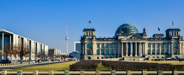 Fototapeta na wymiar Berlin Reichstag Panorama mit Regierungsgebäuden