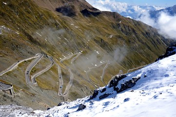 Pass Straße in karger südtiroler Gebirgslandschaft / Stilfser Joch
