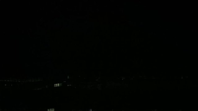 東京の夜景を見ながらエレベーターで降りていく