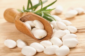 Fototapeta na wymiar white beans on a wooden background