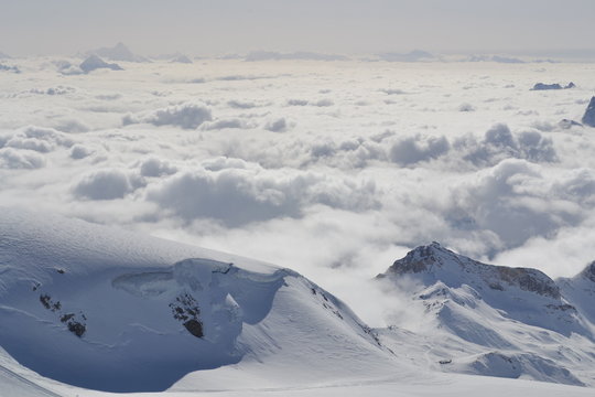 Banco di nebbia sulle alpi svizzere