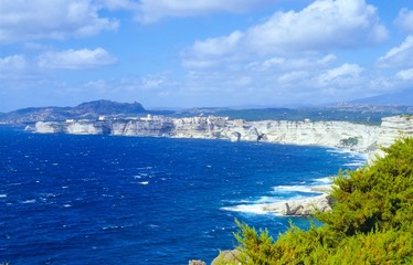 Fototapeta na wymiar Bonifacio / Bunifaziu, Stadt auf dem Kalksteinkliff, Corse-du-Sud, Korsika, Frankreich, Europa