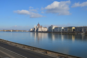 Fototapeta premium Parlamentsgebäude (Országház) mit Magretbrücke im Hintergrund