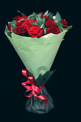 Naklejka premium a bouquet of roses on a black background, black fur, Women's Day on 8 March