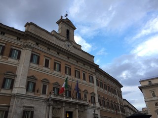 Fototapeta na wymiar Facciata di Montecitorio con nuvole, Roma, Italia